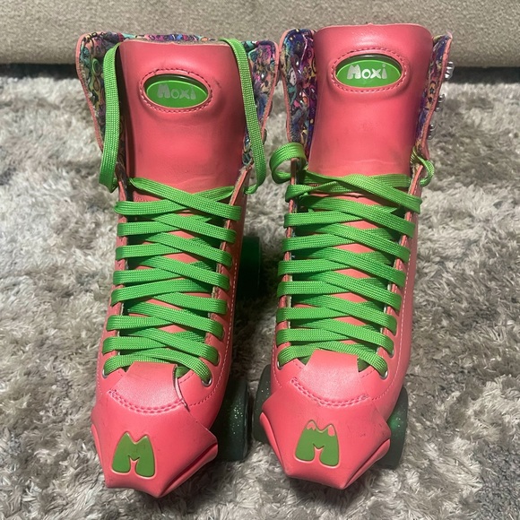 Watermelon Beach Bunny Moxi Skates! 
Really good conditions, Size 7 - Picture 1 of 7